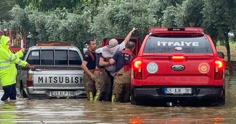 Manisa’da kuvvetli sağanak etkili oldu! Bazı ev ve iş yerlerini su bastı