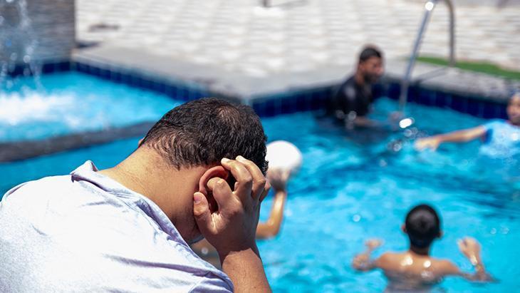 Deniz ve havuz sonrası bu belirtilere dikkat! Yüzücü kulağı nedir?