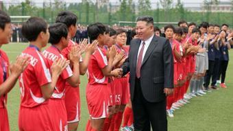RESMEN TİYATRO Kim Jong-un şampiyon kadın futbolcularla buluştu