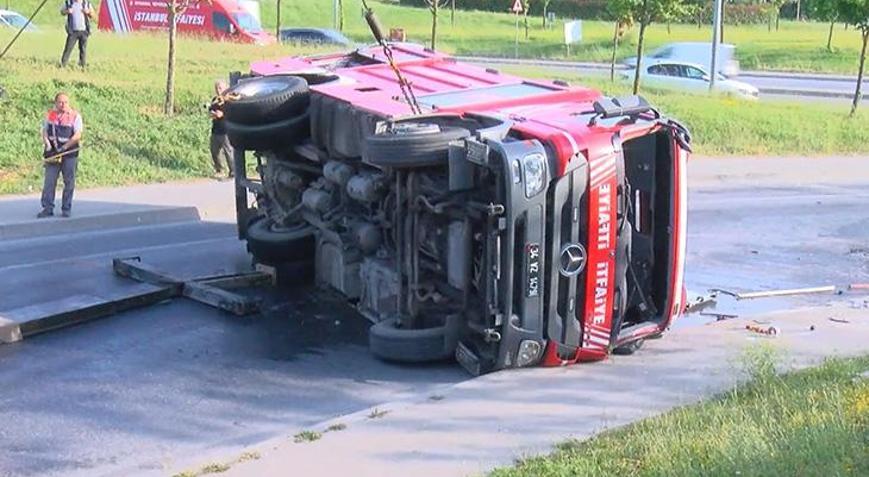 Esenler’de yangından dönen itfaiye aracı devrildi: 2 yaralı