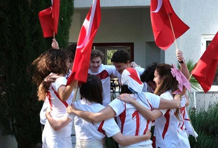 ‘Daha 17’ Oyuncularından Milli Takıma Dev Destek! Tezahüratlar Dakikalarca Sürdü