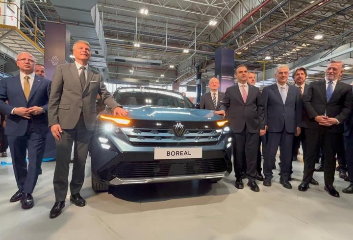 Yeni Renault banttan indi! Bakan Kacır yakından inceledi