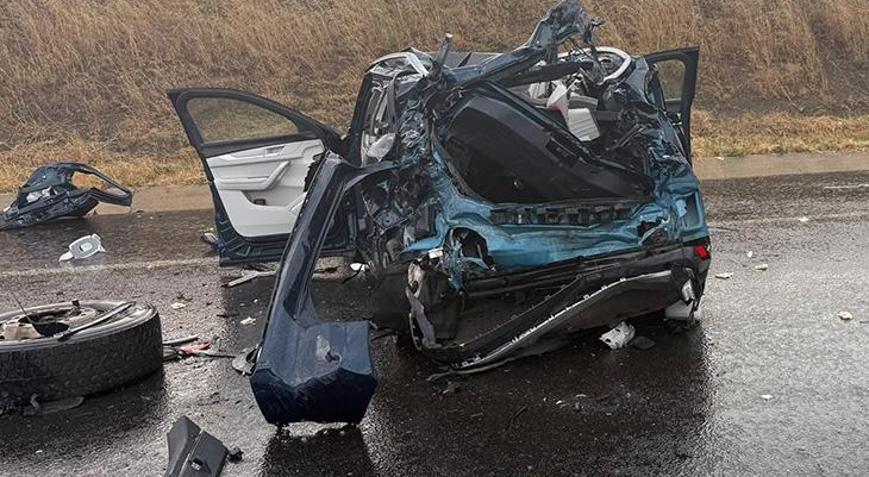 Çanakkale’de tankere çarpan otomobildeki 2 kişi öldü, 2 kişi ağır yaralandı