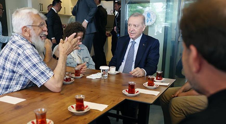 Cumhurbaşkanı Erdoğan Beyoğlu’nda vatandaşlarla buluştu