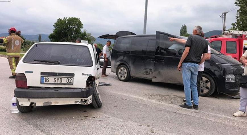Bursa’da feci kaza! Minibüs ile otomobil çarpıştı: 3’ü çocuk 9 yaralı