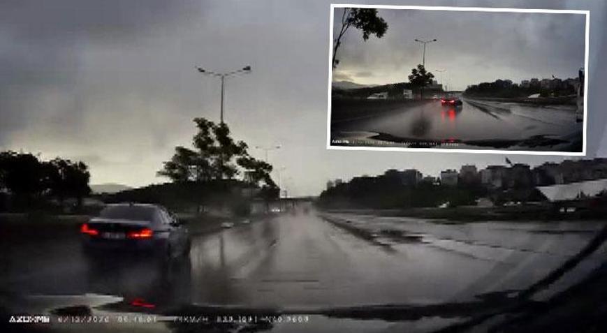 Maltepe D-100’de dehşet anları kamerada! Yağmurda kontrolden çıkan otomobil bariyere çarptı