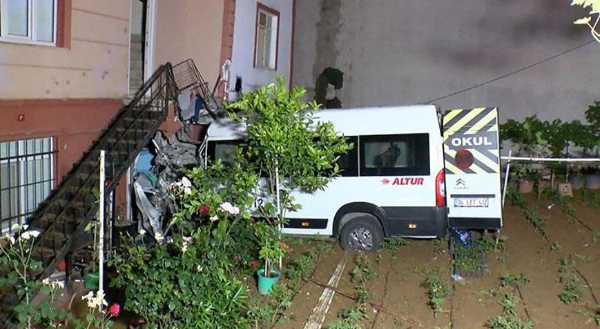 İstanbul’da feci kaza! Freni patlayan araç evin bahçesine uçtu: 1 yaralı