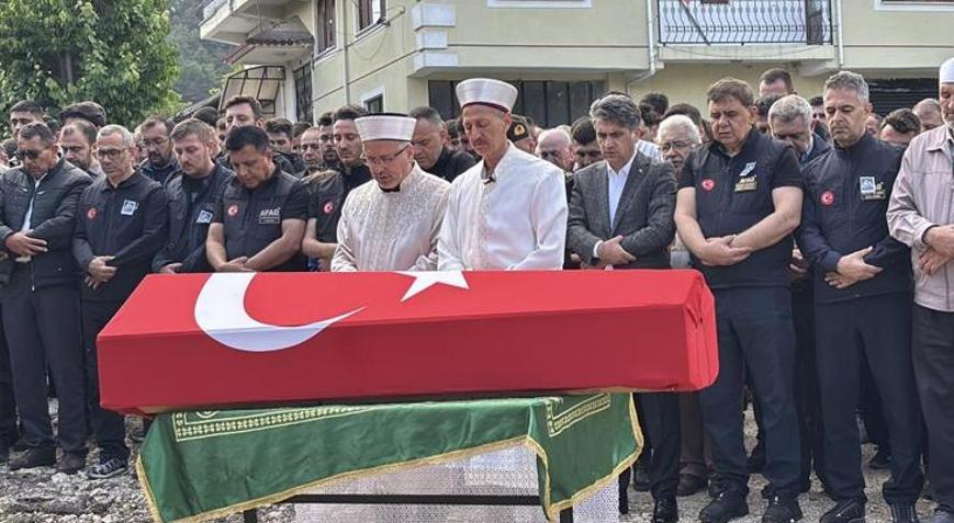 Rize’de AFAD personeline hüzünlü veda! Eşi tabutuna son kez sarıldı, babası namazını kıldırdı