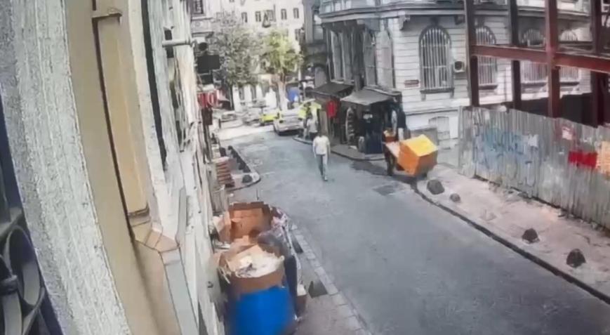 Beyoğlu’nda kargo hırsızlığı! Sokakta bırakılan el arabasına yaklaştı! Kameralar her şeyi kaydetti