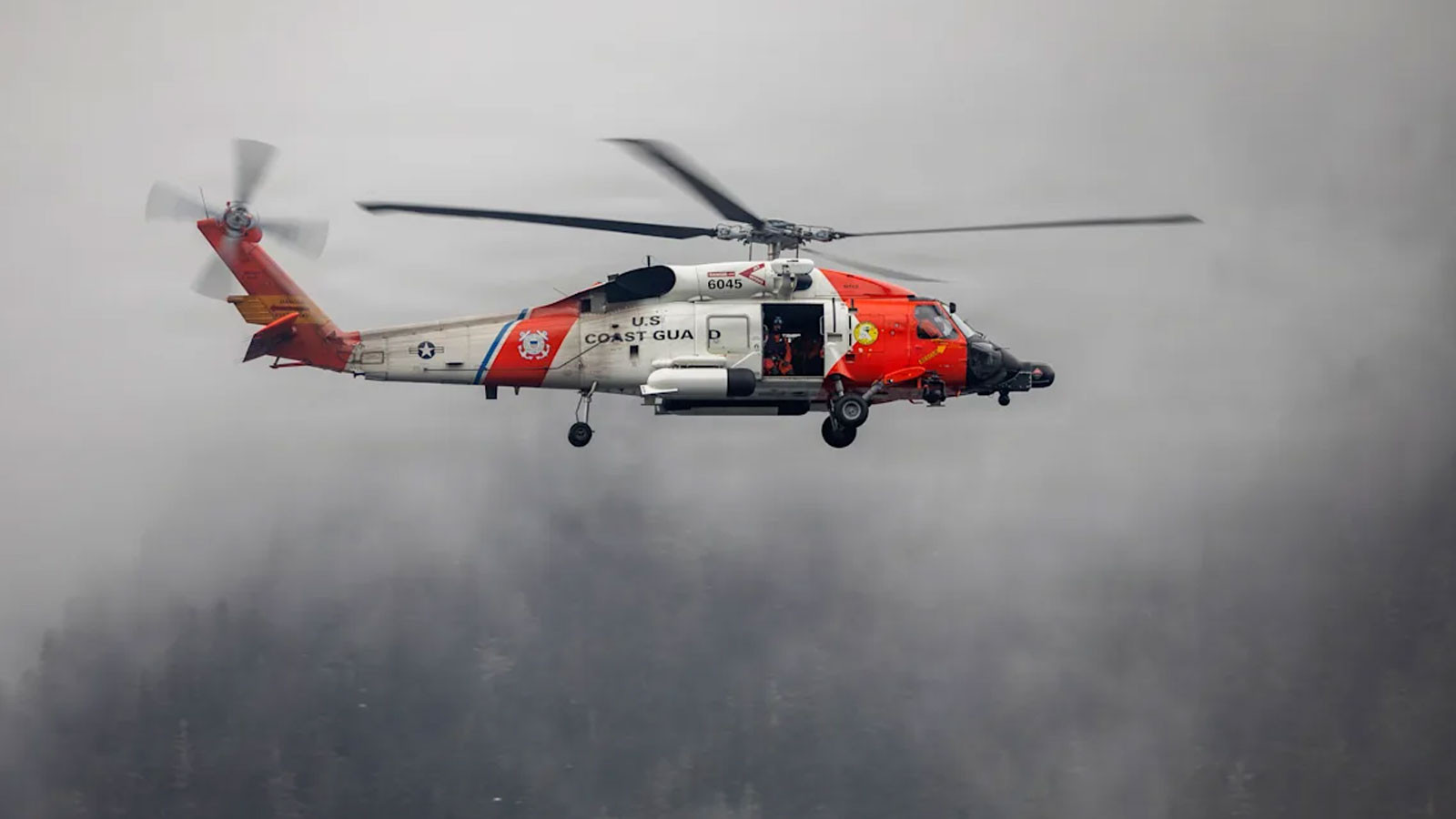 ABD’de Sahil Güvenlik helikopteri, Alaska’da eğitim uçuşu sırasında düştü