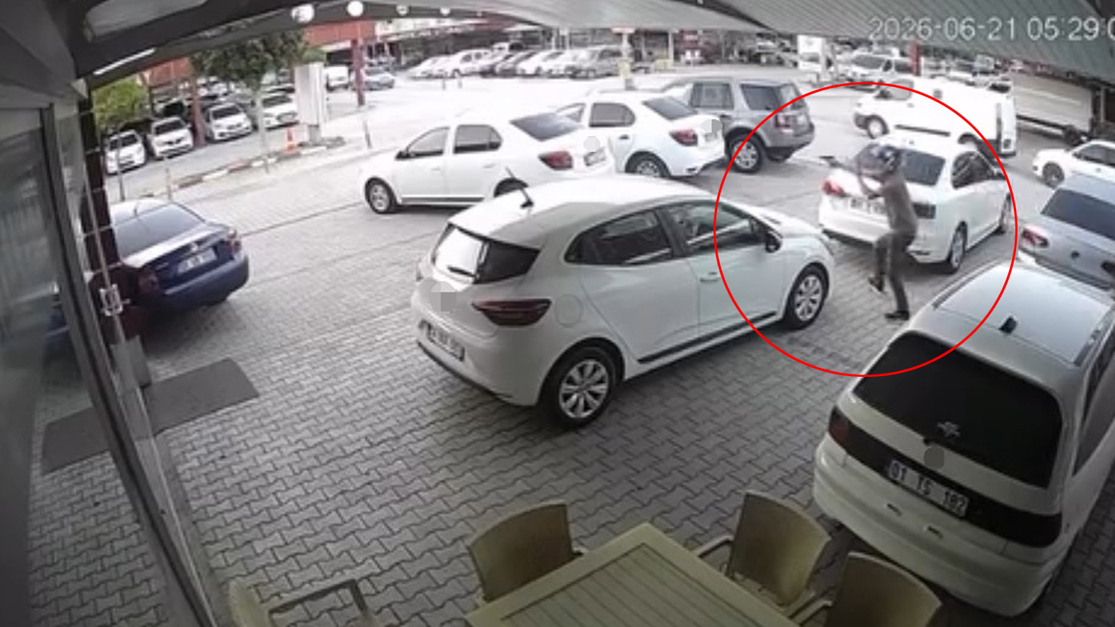 Adana’da oto galericiler sitesinde silahlı saldırı: Araçlar hasar gördü