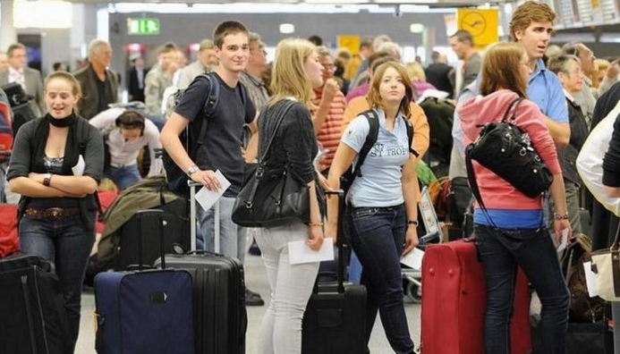Ruslar rota değiştirdi: Pasaportunu alan sıraya giriyor
