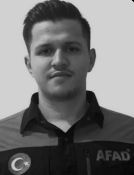 afad-personeline-aci-veda-gozyaslari-sel-oldu-esi-tabutuna-son-kez-sarildi-cenaze-namazini-acili-baba-kildirdi-1781453637729.jpg