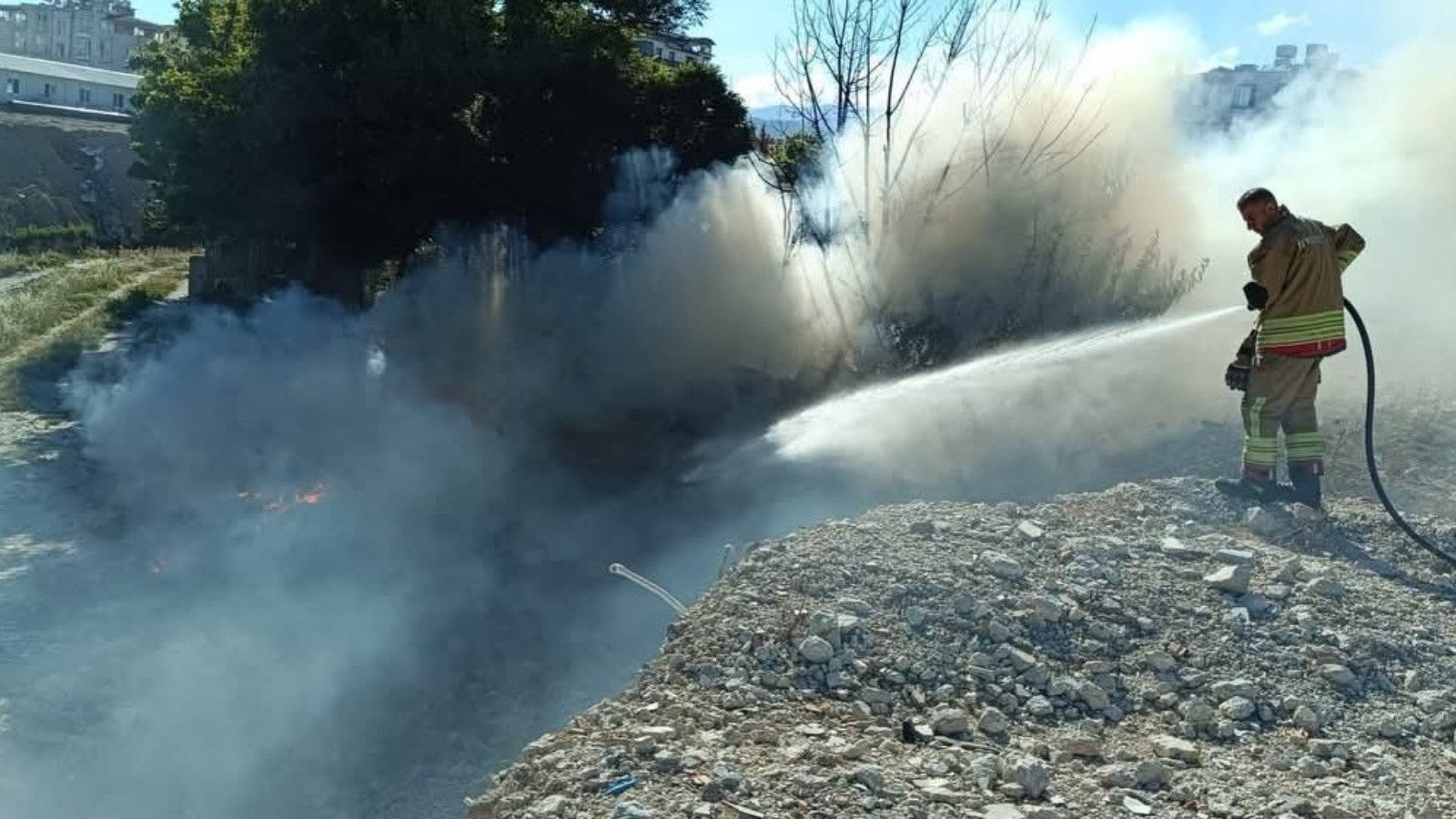 Antakya’da hurdalık ve çöplük yangını