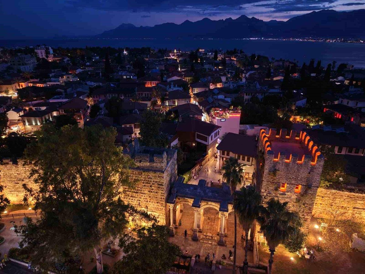Antalya’nın tarihi kapısı aydınlatıldı