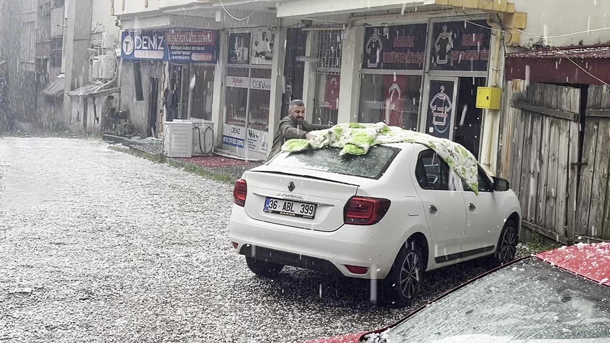 Ardahan’da dolu şehri beyaza bürüdü