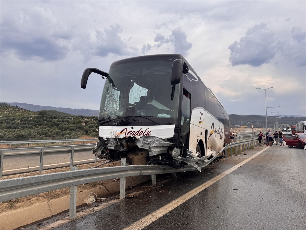 Aydın’da otomobille yolcu otobüsünün çarpıştığı kazada 9 kişi yaralandı