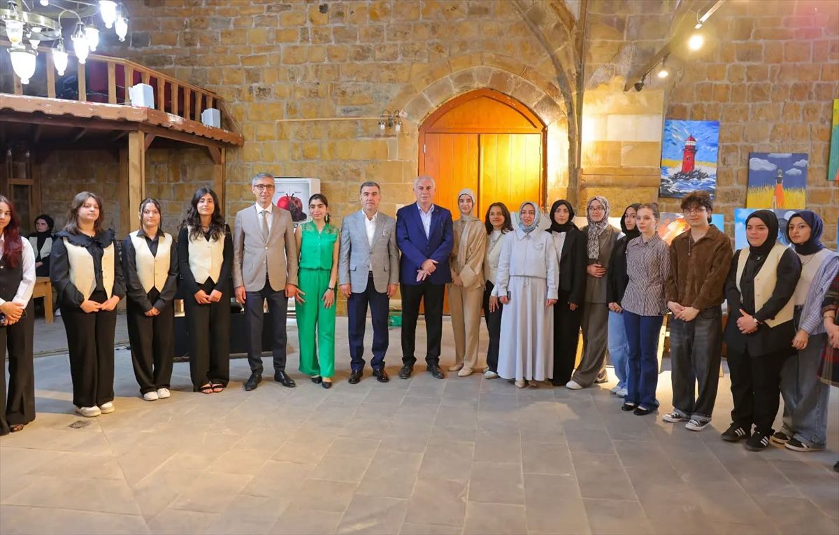 Bayburt’ta lise öğrencileri resim sergisi açtı