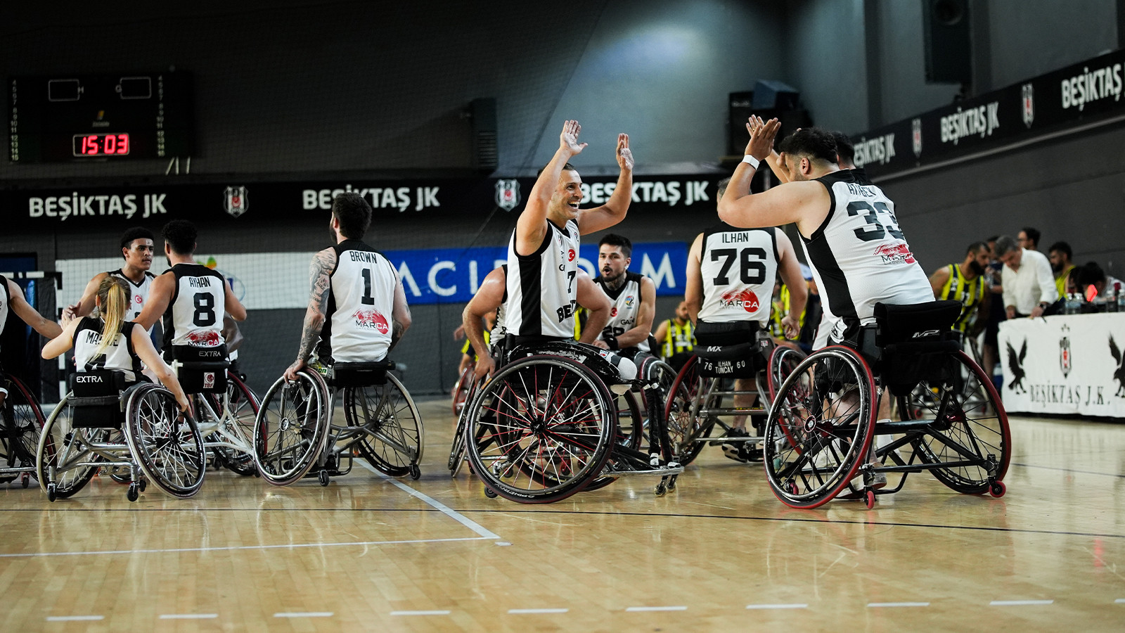 Beşiktaş, Fenerbahçe İstanbul Jet’i yenerek seride durumu eşitledi