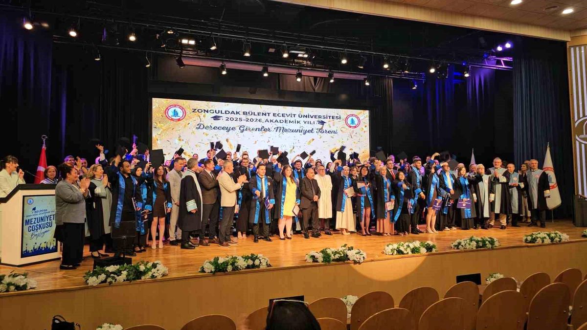 BEUN’de dereceye giren öğrenciler mezuniyet coşkusu yaşadı