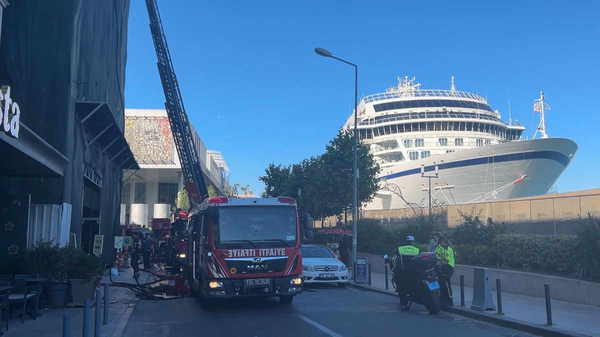 Beyoğlu’nda 6 katlı binada tadilat sırasında çıkan yangın söndürüldü