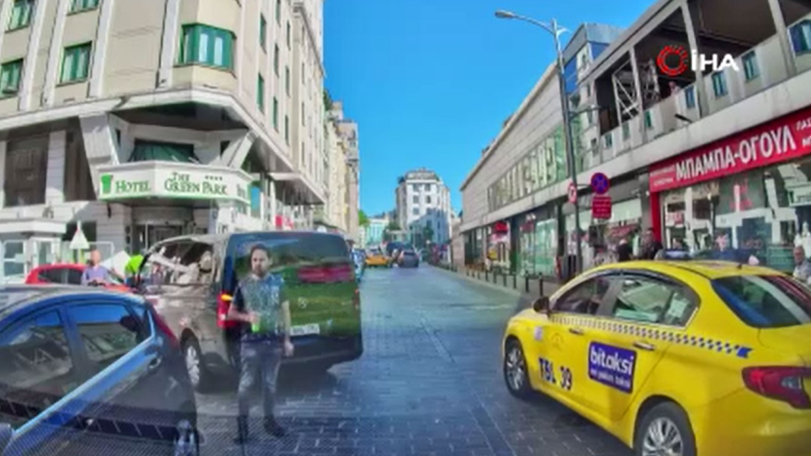 Beyoğlu’nda yol verme tartışması: “Boksörüm bak vallahi çeneni kırarım”