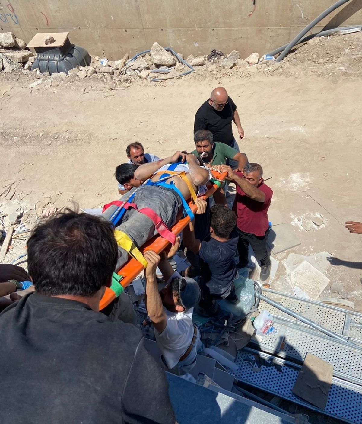 Bodrum’da inşaat boşluğuna düşen işçi kurtarıldı