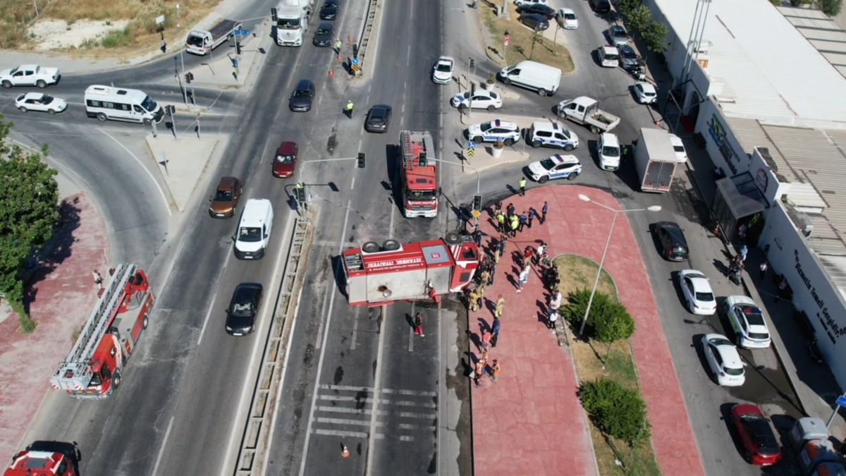 Büyükçekmece’de itfaiye aracı devrildi; yol trafiğe kapatıldı-1 / Havadan görüntüler