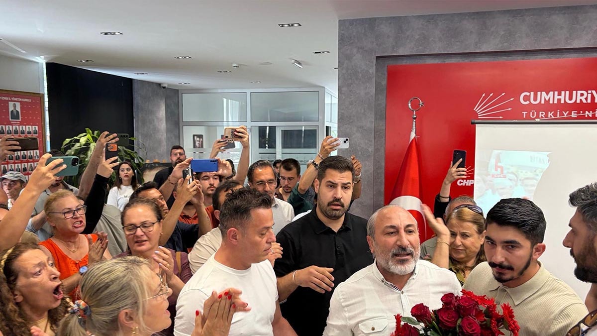 CHP İzmir İl binası karıştı! Seçilmiş başkan ile atanmış başkan taraftarları arasında arbede