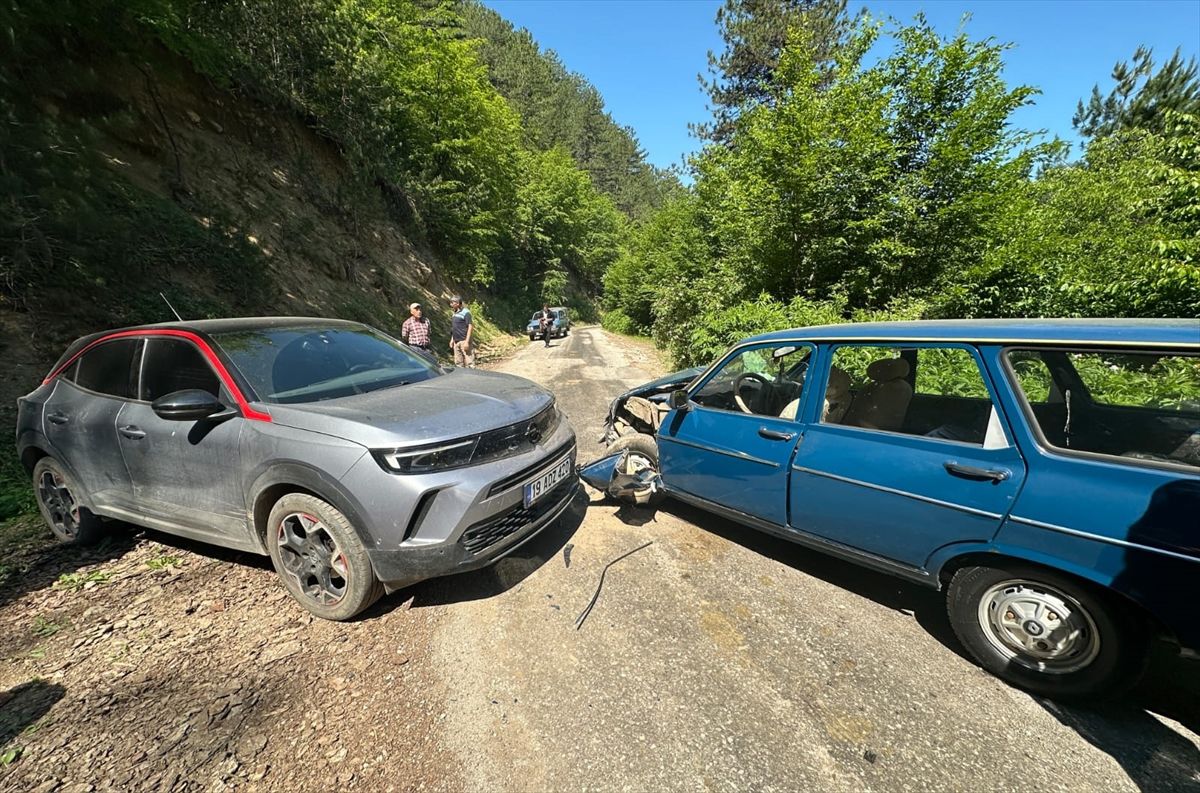 Çorum’da çarpışan iki otomobildeki 5 kişi yaralandı