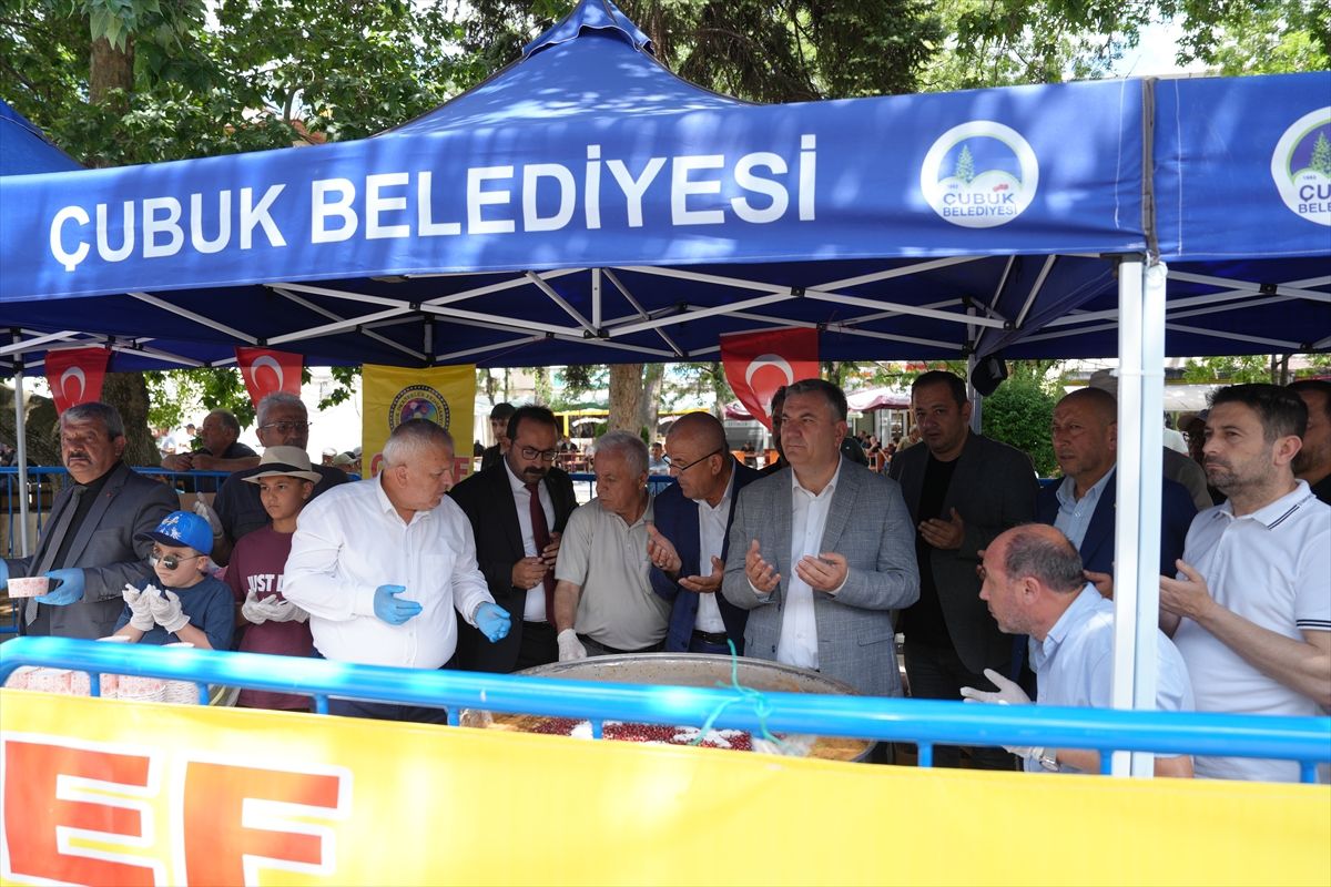 Çubuk’ta muharrem ayı dolayısıyla vatandaşlara aşure ikram edildi