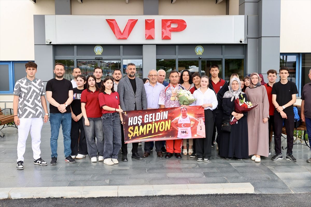 Dünya şampiyonasından 7 madalyayla dönen özel sporcu, Trabzon Havalimanı’nda karşılandı