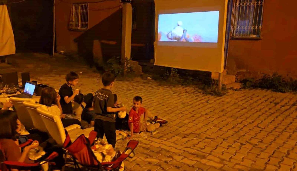Hakkari’de dev ekranda sinema keyfi