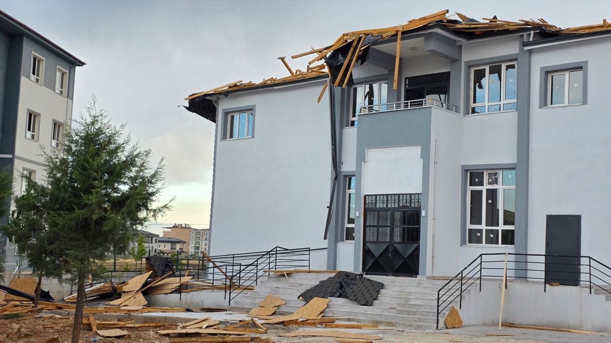 Hatay’da fırtına yaşamı olumsuz etkiledi