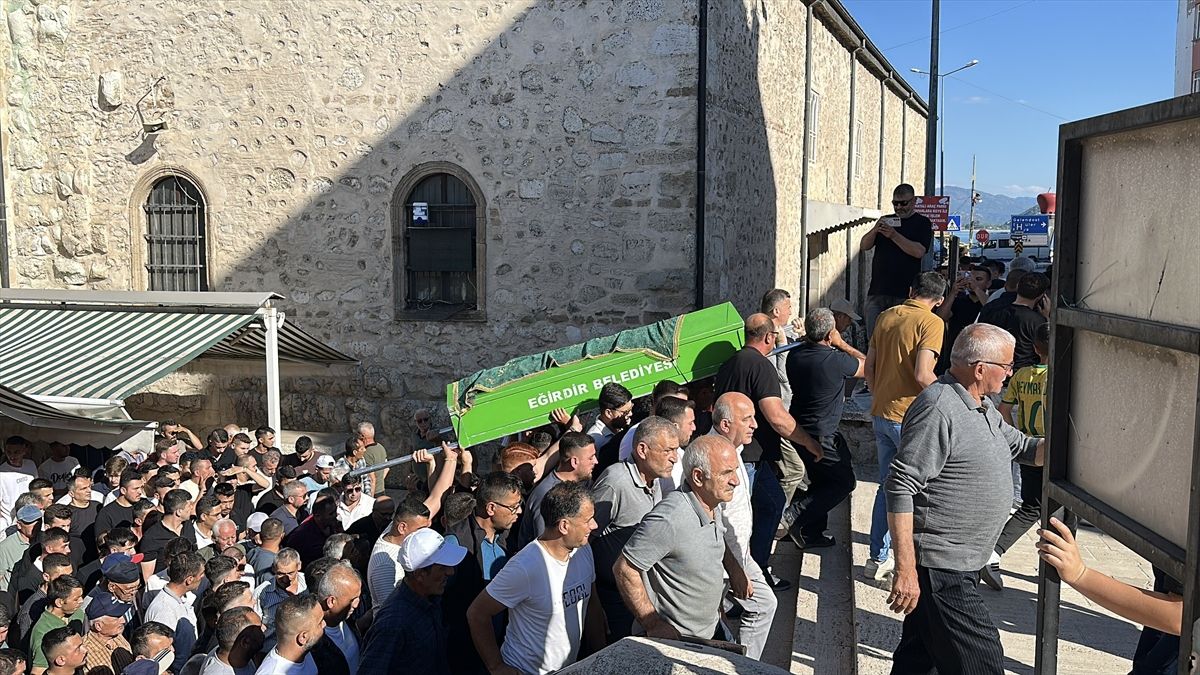 Isparta’da park halindeki araçta ölü bulunan iki gencin cenazeleri toprağa verildi