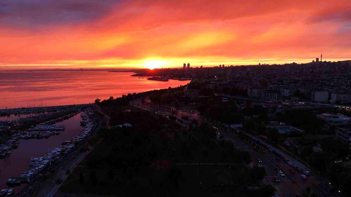 İstanbul’da yağmur sonrası gün batımı mest etti
