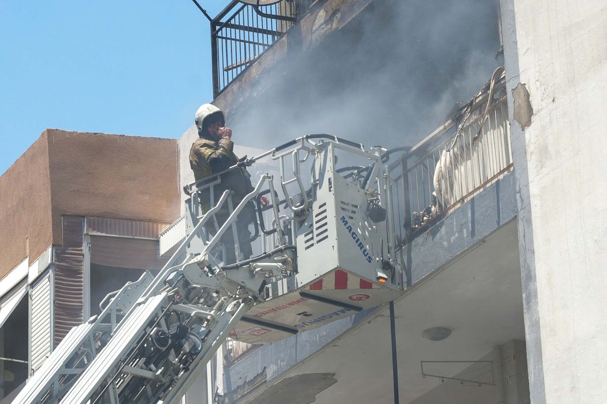 İzmir’de 7 katlı binada korkutan yangın; 6 kişi dumandan etkilendi