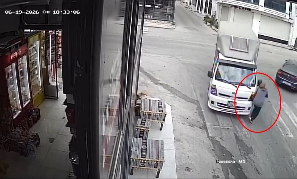 Kamyonetin çarptığı kadın ağır yaralandı, sürücü tutuklandı; kaza kamerada