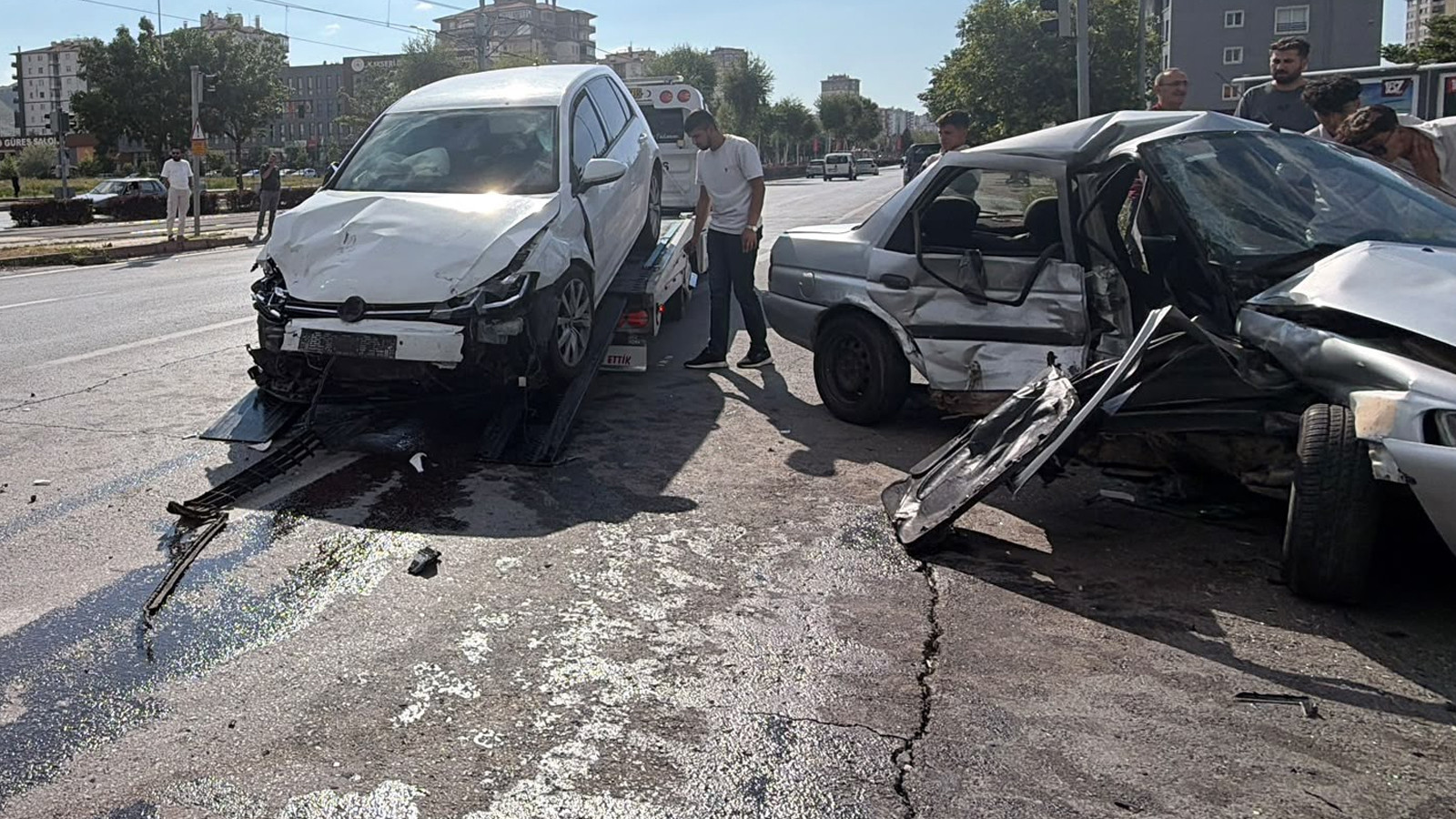 Kayseri’de zincirleme kazada otomobil kağıt gibi ezildi: Çok sayıda yaralı var