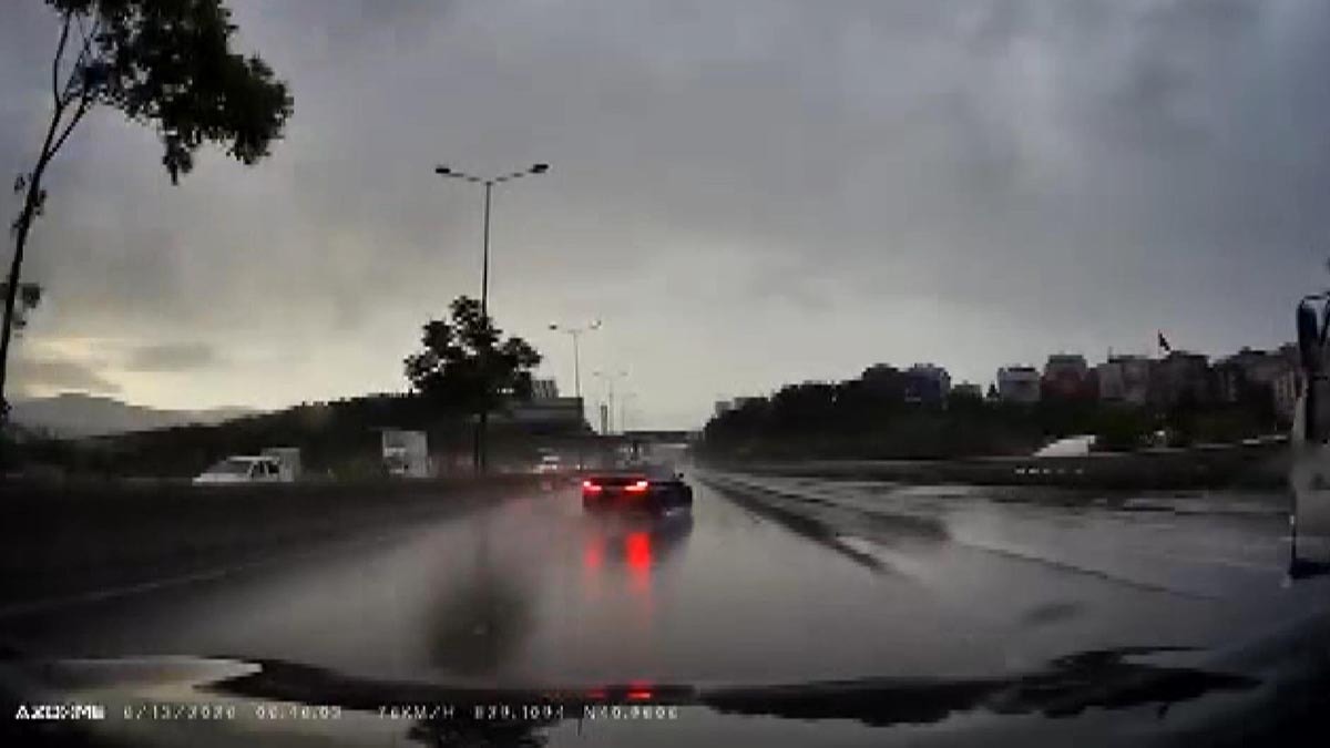 Maltepe D-100’de yağışın etkisiyle kayan otomobil bariyere çarptı