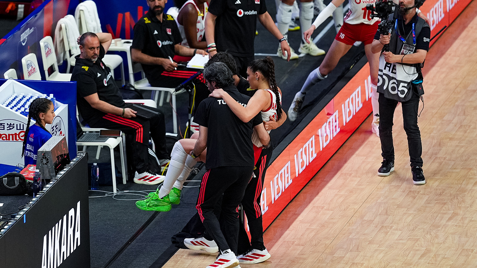 Milli voleybolcu Karmen Aksoy, ameliyat edildi