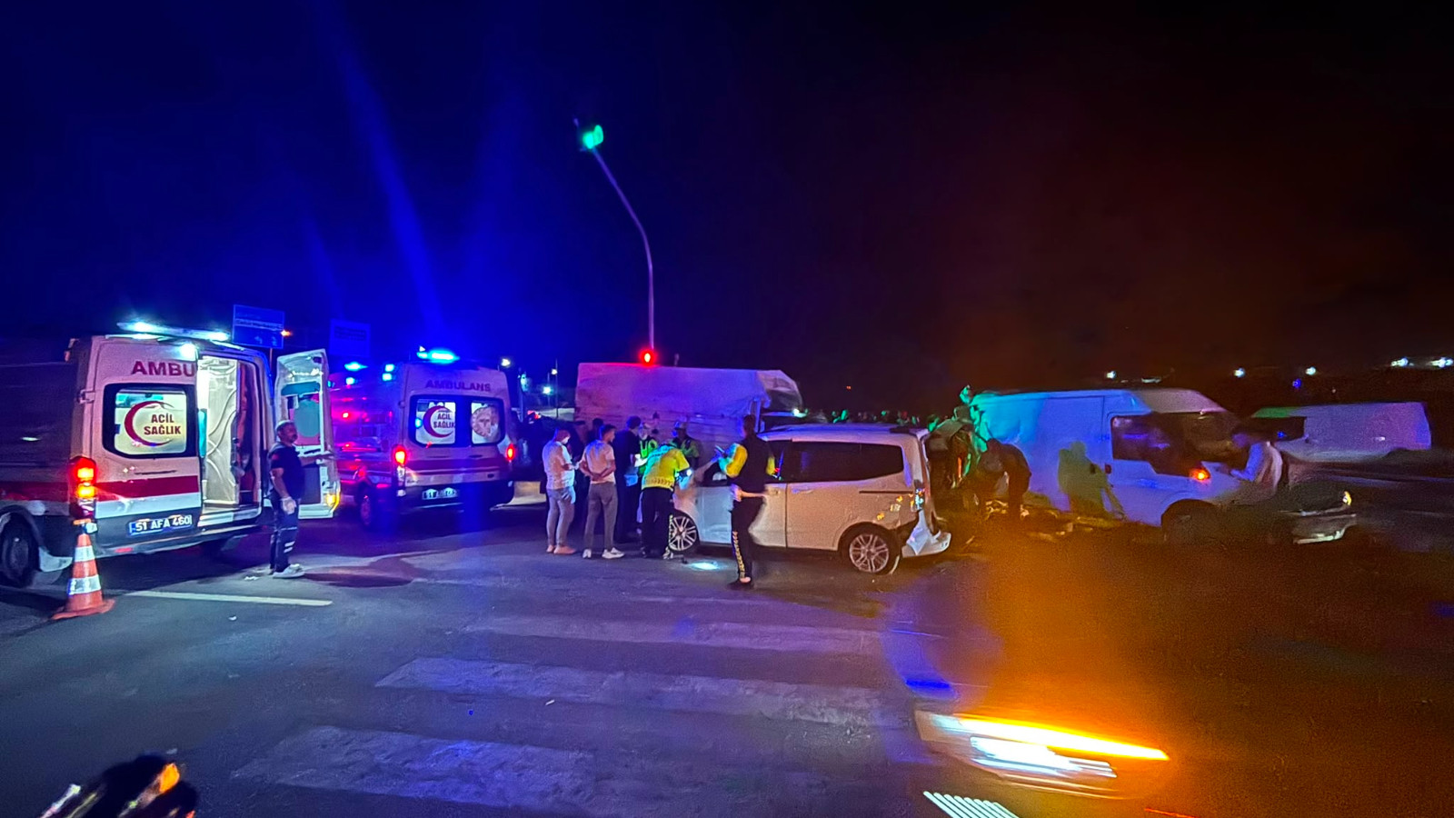 Niğde’de iki kamyonet ile hafif ticari araç çarpıştı: 1’i ağır 10 yaralı