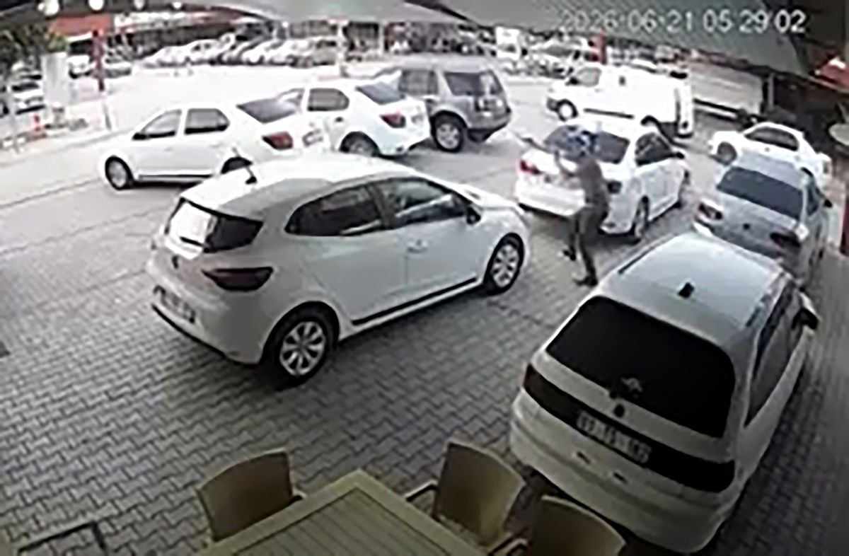 Oto galeriye silahlı saldırı kamerada; çok sayıda araca kurşun isabet etti