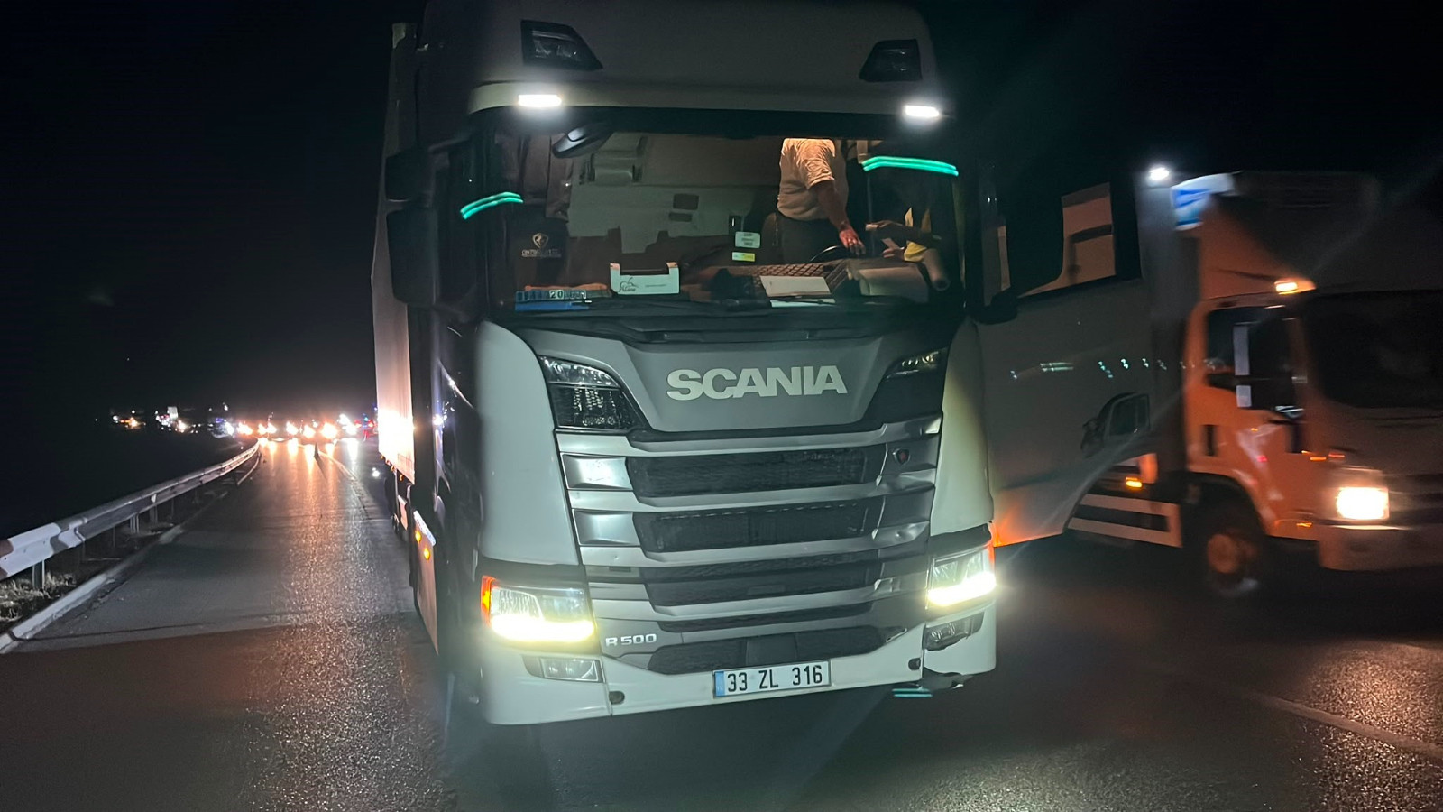 Otobanda yolun karşısına geçerken tır çarpan şahıs hayatını kaybetti