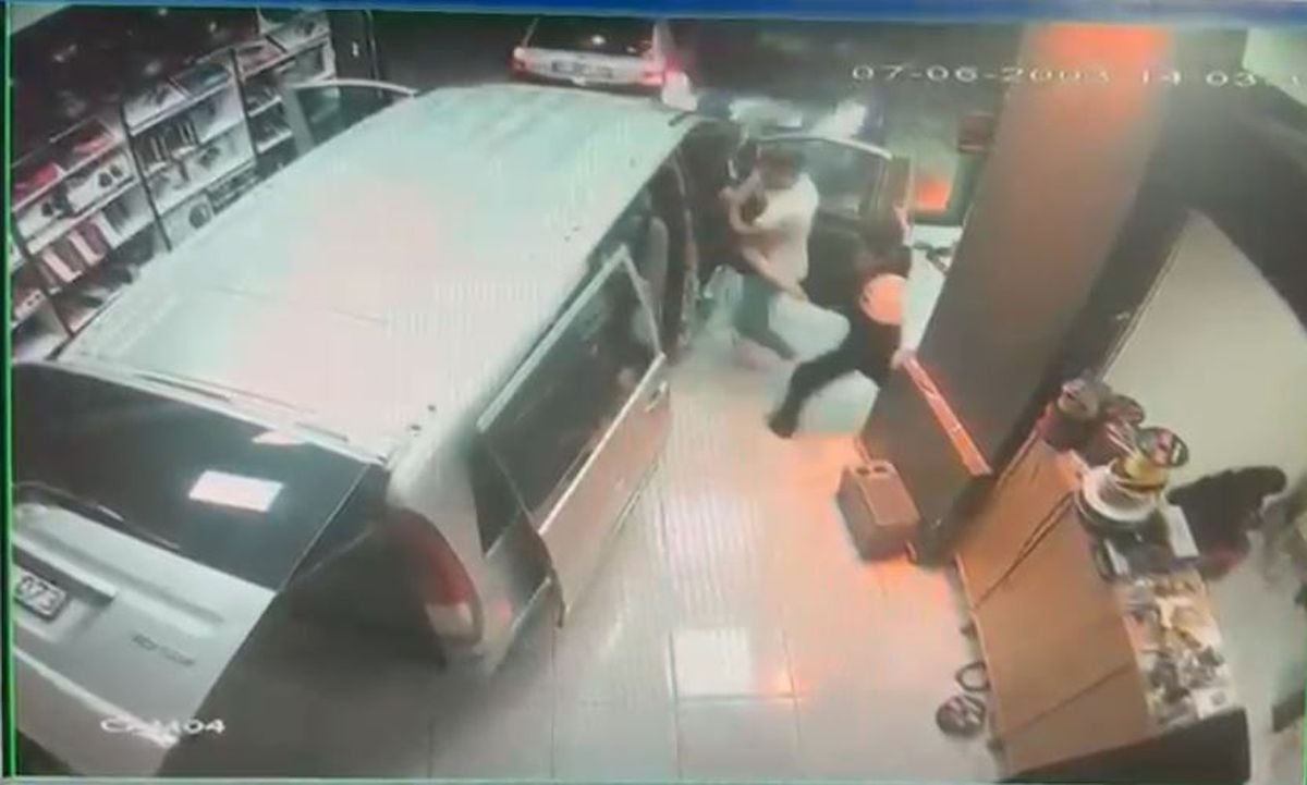 Otomobil, oto aksesuar dükkanına daldı; kaza kamerada