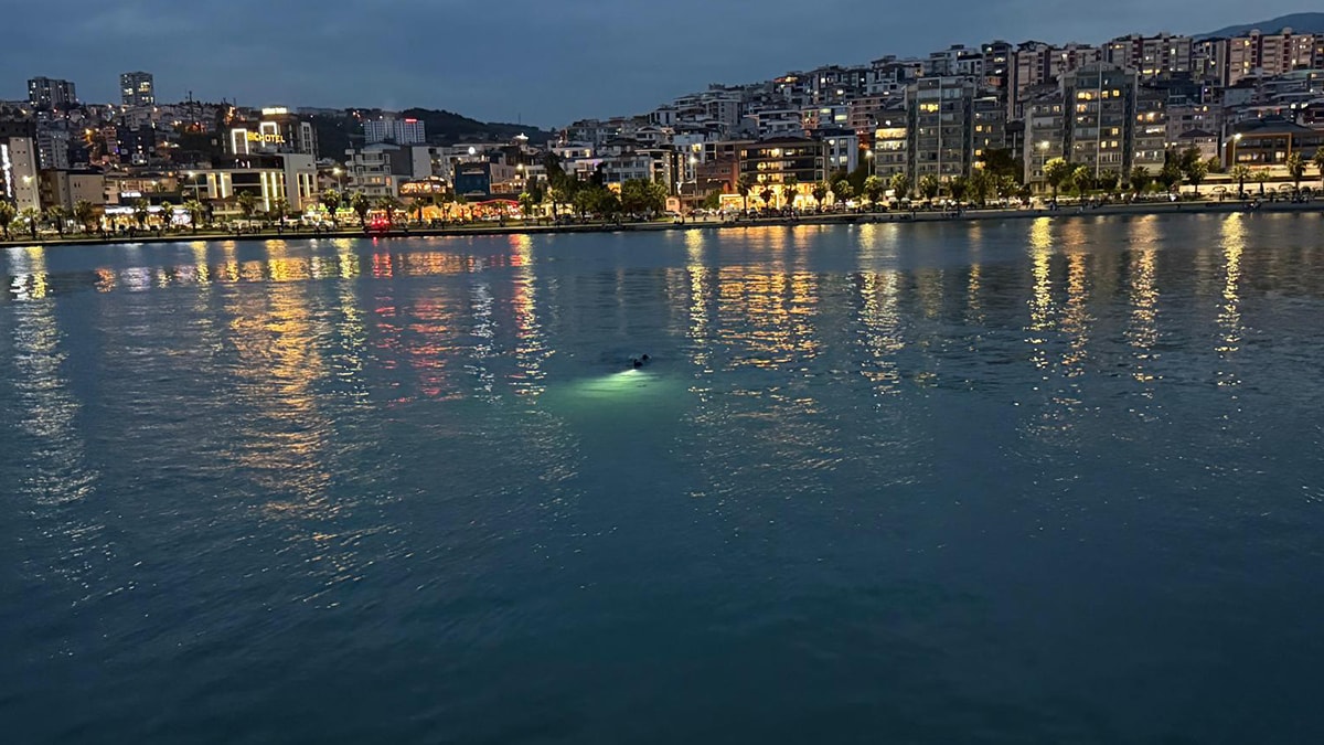 Ekipleri harekete geçiren deniz kıyısındaki eşyalar, profesyonel yüzücünün çıktı