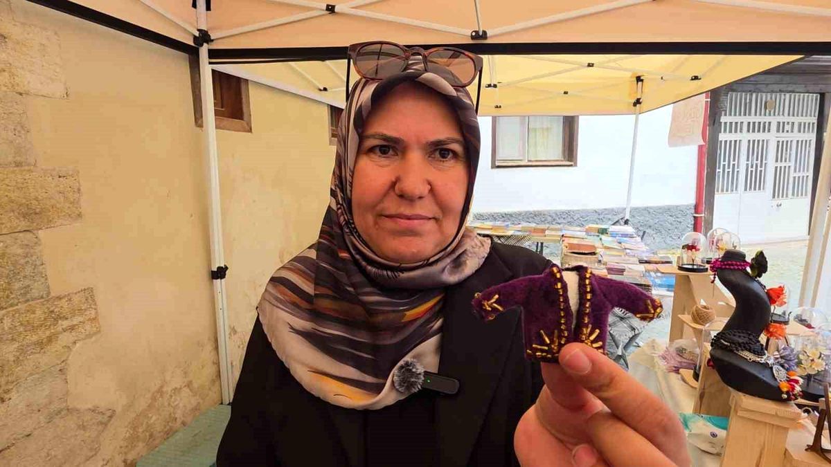 Sanatçı Nuray Taşkıran “Mor Cepken” geleneğini ipek kozalarla geleceğe taşıyor