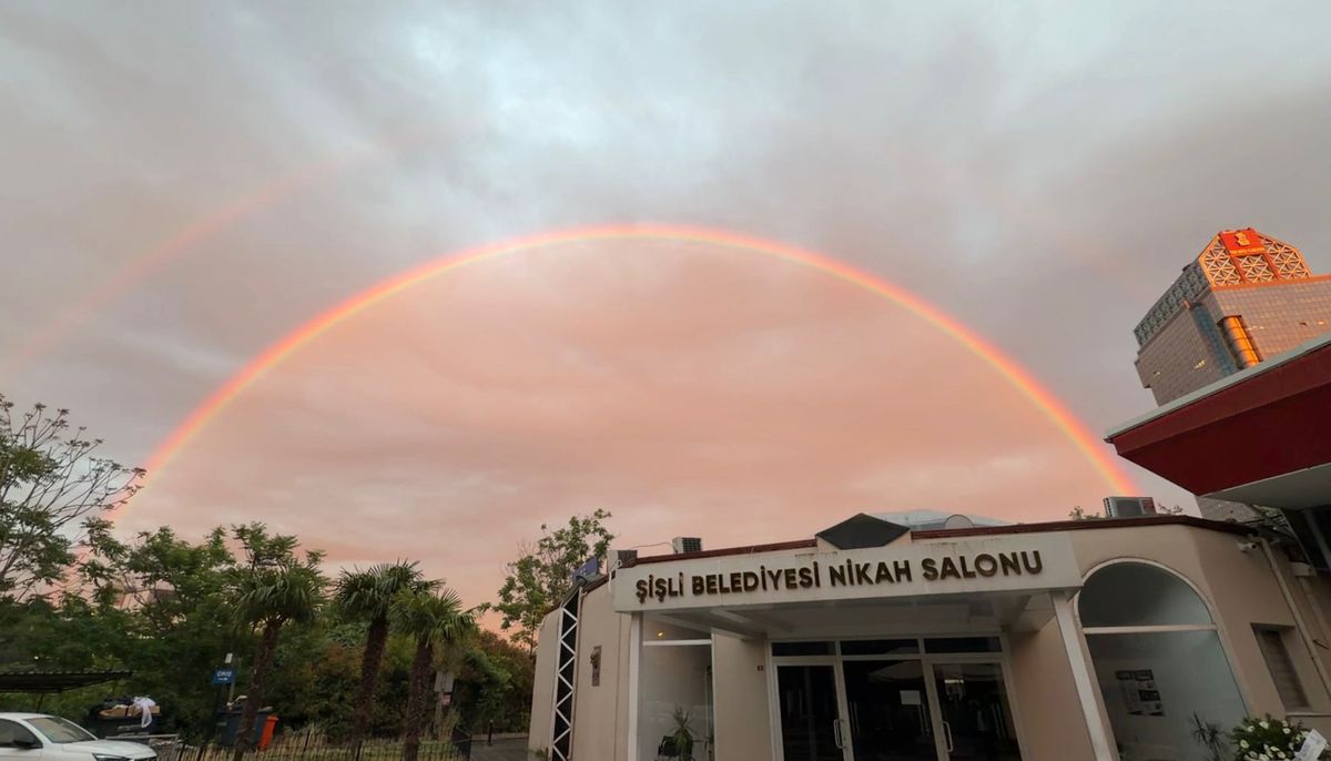 Şişli’de yağışın ardından gökkuşağı oluştu