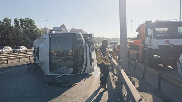 sultangazide-can-pazari-midibus-bariyerlere-carparak-devrildi-yaralilar-var-1781415663632.jpg