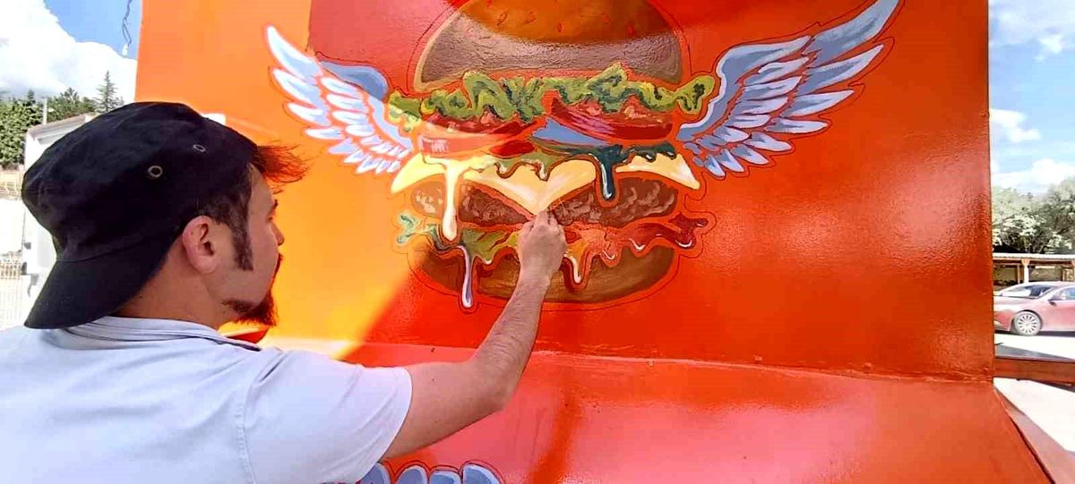 Tavşanlı’da yaşayan ressam karavanı sanat eserine dönüştürdü